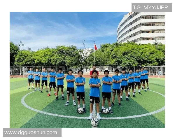 深圳足球队在足球团队协作排行榜中荣获第十名展现团队精神与实力 深圳足球队在足球团队协作排行榜中荣获第十名展现团队精神与实力